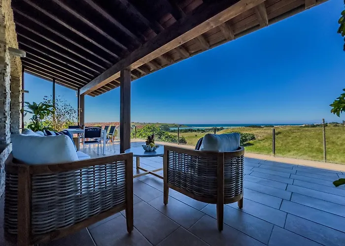 Villa La Carrera, Moderna Con Piscina Privada En Cantabria Mogro